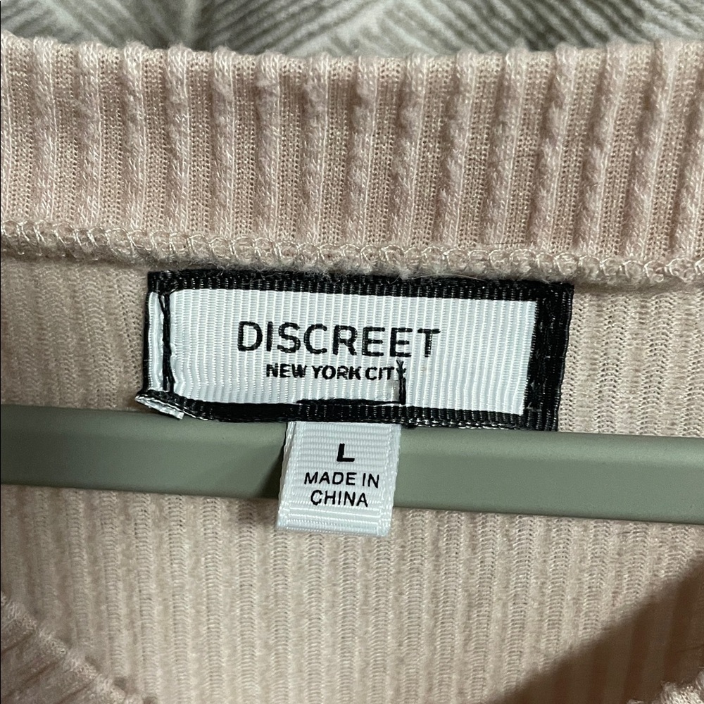 Discreet Blush Ribbed V-Neck Tee - Picture 2 of 4